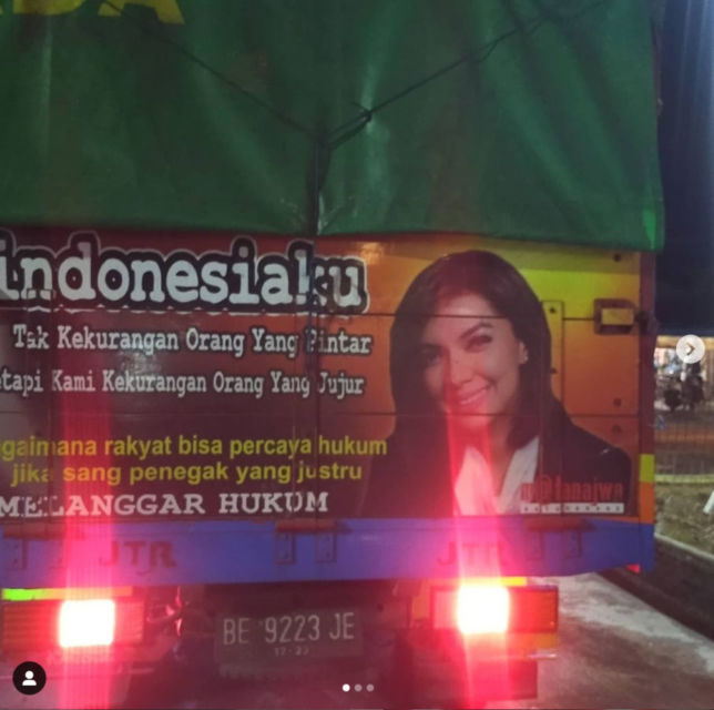 11 Potret Najwa Shihab di Belakang Truk ini Bikin Gagal Fokus. Ternyata Memang Banyak Penggemarnya~