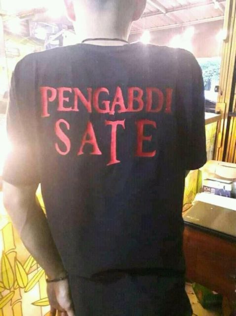 Kamu Pernah Ketemu dengan Pedagang yang Pakai 11 Kaus Desain Kocak Begini Nggak? :D