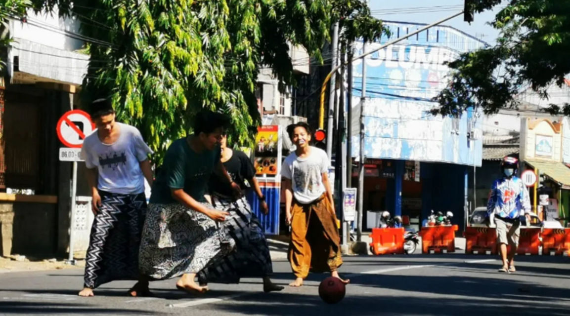 Serba-Serbi Kejadian Kocak Selama PPKM Berlangsung. Nggak Paham Lagi, Sampai Ada Maling Pocong!