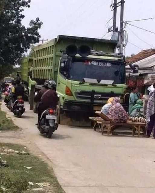 Bukti Bahwa Pasar Adalah Tempat Berkumpulnya Orang Paling Random