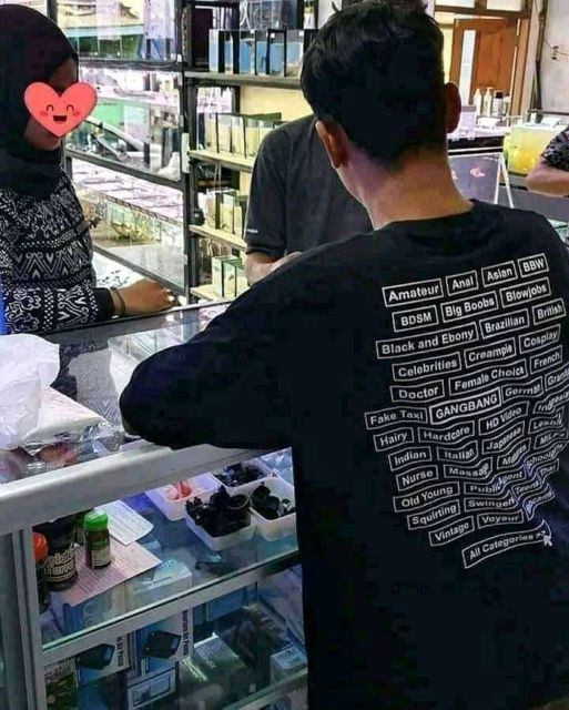 Kamu Pernah Ketemu dengan Pedagang yang Pakai 11 Kaus Desain Kocak Begini Nggak? :D