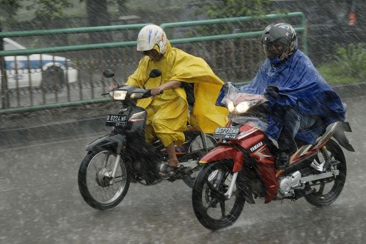 Nostalgia Serunya Masa Kecil Bonceng Motor Bapak Pakai Mantel. Pengalaman Paling Asyik!