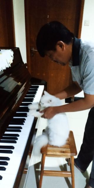 11 Potret Bapak Lebih Sayang sama Kucing daripada Anak Sendiri. Susah Kalau Udah Begini mah :D