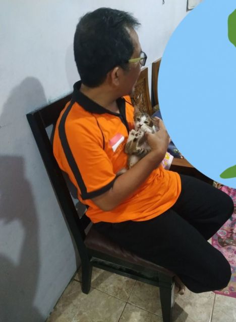 11 Potret Bapak Lebih Sayang sama Kucing daripada Anak Sendiri. Susah Kalau Udah Begini mah :D