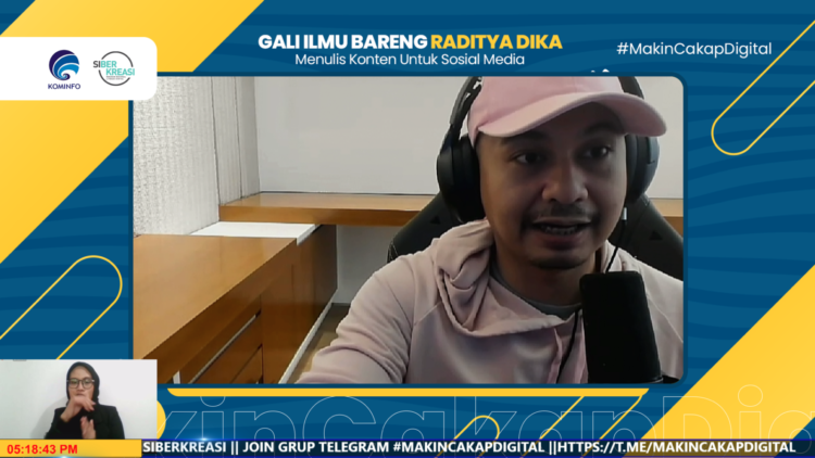 Raditya Dika Bagikan Tips dan Trik Membuat Konten Media Sosial dalam Webinar Literasi Digital Kemkominfo 