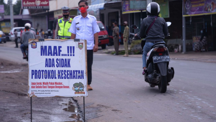 Serba-Serbi Kejadian Kocak Selama PPKM Berlangsung. Nggak Paham Lagi, Sampai Ada Maling Pocong!