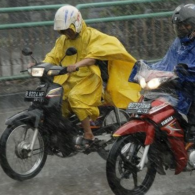 Nostalgia Serunya Masa Kecil Bonceng Motor Bapak Pakai Mantel. Pengalaman Paling Asyik!