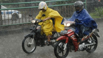 Nostalgia Serunya Masa Kecil Bonceng Motor Bapak Pakai Mantel. Pengalaman Paling Asyik!