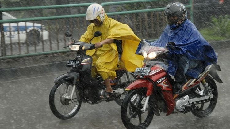 Nostalgia Serunya Masa Kecil Bonceng Motor Bapak Pakai Mantel. Pengalaman Paling Asyik!