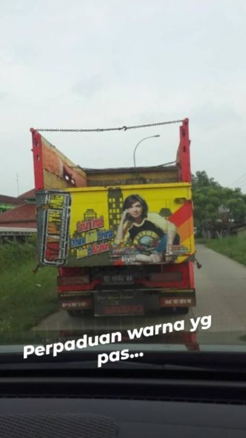 11 Potret Najwa Shihab di Belakang Truk ini Bikin Gagal Fokus. Ternyata Memang Banyak Penggemarnya~