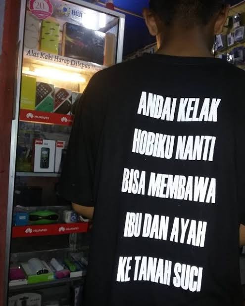 Kamu Pernah Ketemu dengan Pedagang yang Pakai 11 Kaus Desain Kocak Begini Nggak? :D