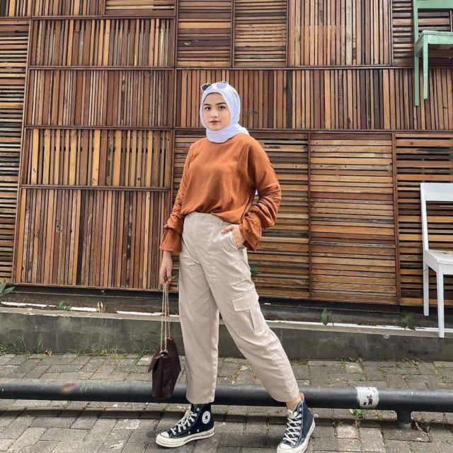 8 Inspirasi OOTD Cargo Pants. Cocok Buat yang yang Suka Gaya Tomboi dan Sporty~