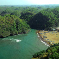 #DestinasiHipwee-Pantai Ngetun, Pemandangan Ciamik Hamparan Laut Biru dari Atas Watu Bangku