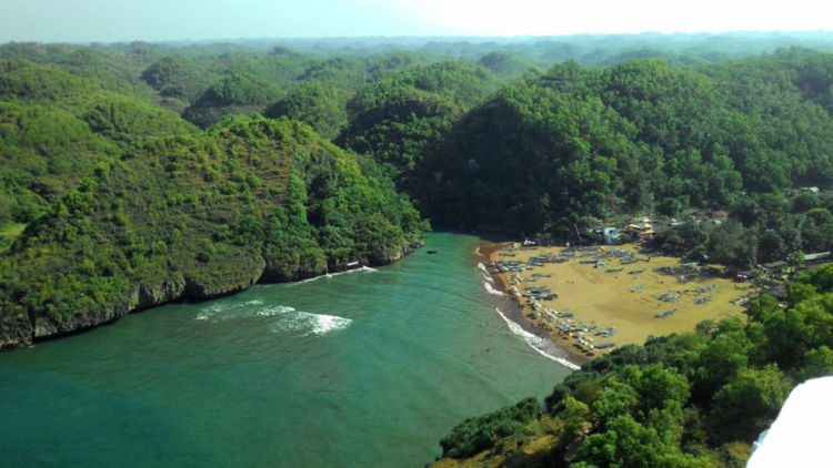 #DestinasiHipwee-Pantai Ngetun, Pemandangan Ciamik Hamparan Laut Biru dari Atas Watu Bangku