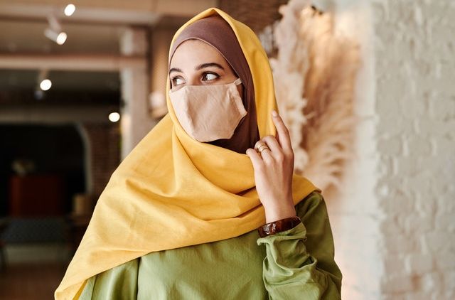 Tren Fashion New Normal, 5 Tips Perpaduan Style Outfit Hijab dengan Masker. Dijamin Kece!