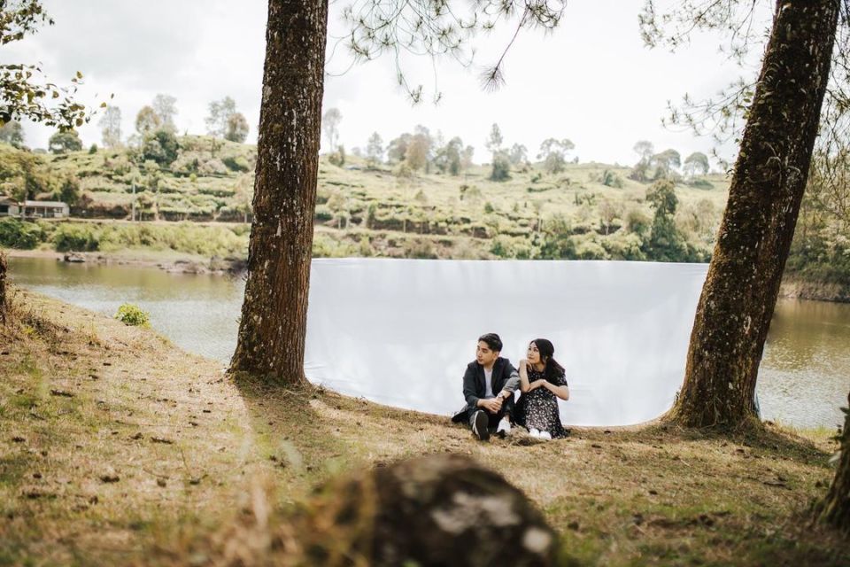 16 Ide Pre-Wedding dengan Latar Danau yang Bikin Fotomu Makin Syahdu. Uww, Manisnya~