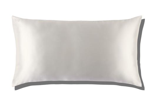 Manfaat Tidur Pakai Silk Pillowcase buat Kulit Berjerawat dan Sensitif. Bikin Kulit 'Tenang'~