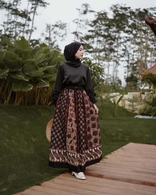 10 Ide Padu Padan Bawahan Batik ala Para Seleb. Acara Formal Ayok, Acara Santai Kece Juga~