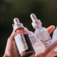 6 Kandungan Serum untuk Cerahkan Kulit. Bukan Cuma Niacinamide lo!