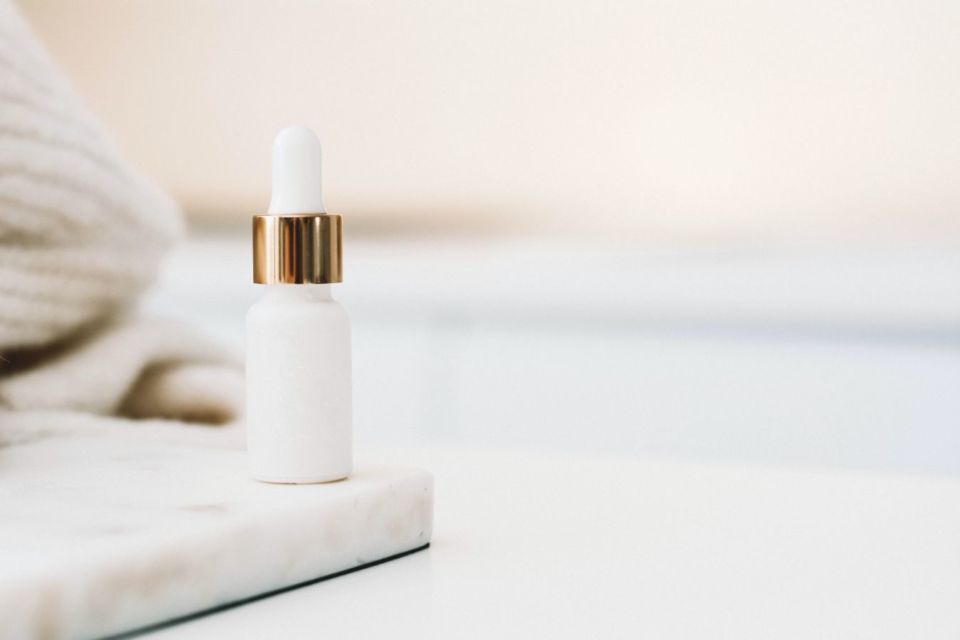 6 Kandungan Serum untuk Cerahkan Kulit. Bukan Cuma Niacinamide lo!