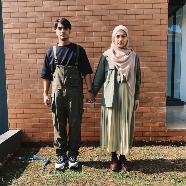 9 Ide OOTD Pasangan ala Ricky Harun dan Herfiza. Serasi dan Santun dengan Busana Senada~