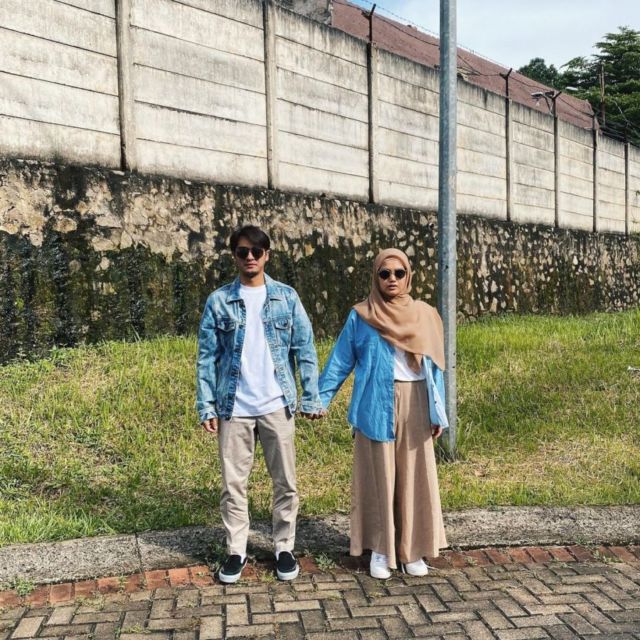 9 Ide OOTD Pasangan ala Ricky Harun dan Herfiza. Serasi dan Santun dengan Busana Senada~