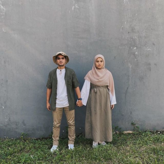 9 Ide OOTD Pasangan ala Ricky Harun dan Herfiza. Serasi dan Santun dengan Busana Senada~