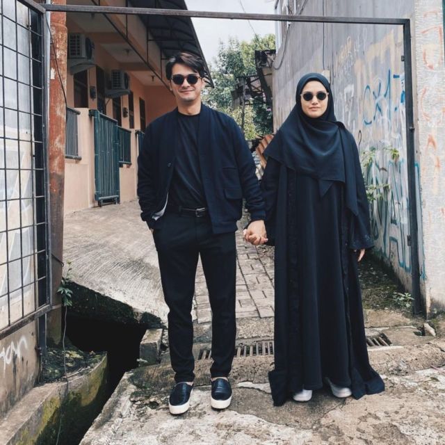 9 Ide OOTD Pasangan ala Ricky Harun dan Herfiza. Serasi dan Santun dengan Busana Senada~