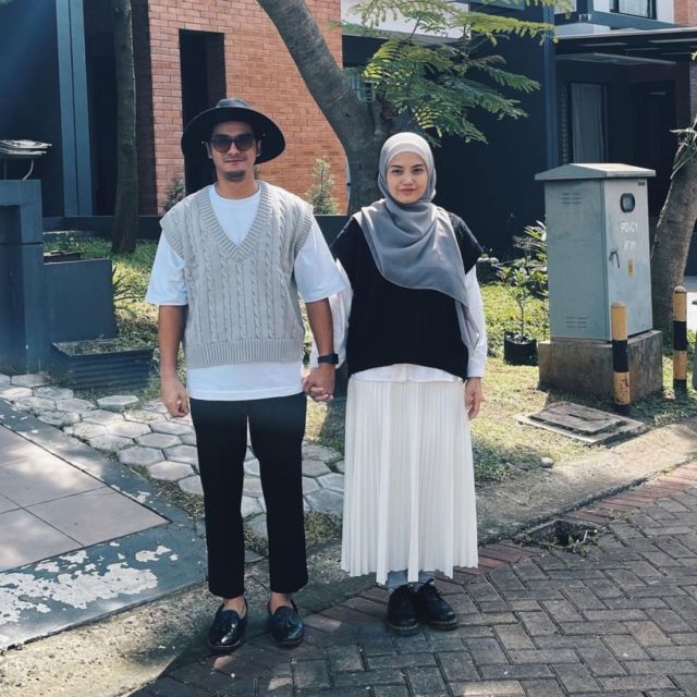 9 Ide OOTD Pasangan ala Ricky Harun dan Herfiza. Serasi dan Santun dengan Busana Senada~