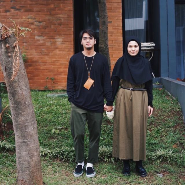 9 Ide OOTD Pasangan ala Ricky Harun dan Herfiza. Serasi dan Santun dengan Busana Senada~