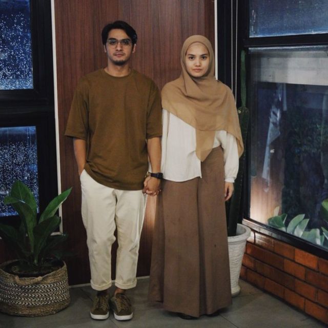 9 Ide OOTD Pasangan ala Ricky Harun dan Herfiza. Serasi dan Santun dengan Busana Senada~