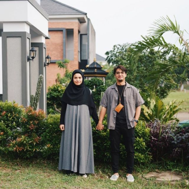 9 Ide OOTD Pasangan ala Ricky Harun dan Herfiza. Serasi dan Santun dengan Busana Senada~