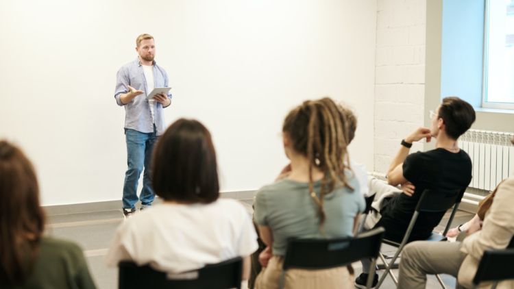 7 Sarana yang Bisa Kamu Gunakan untuk Belajar Public Speaking, Wajib Tahu Nih!