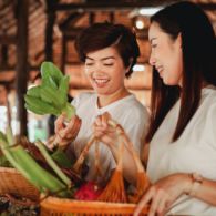 Saling Bantu di Masa Pandemi Dengan Tidak Menawar Harga Dagangan Pedagang Kecil di Pasar