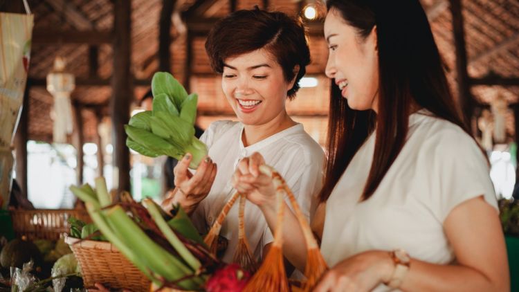 Saling Bantu di Masa Pandemi Dengan Tidak Menawar Harga Dagangan Pedagang Kecil di Pasar