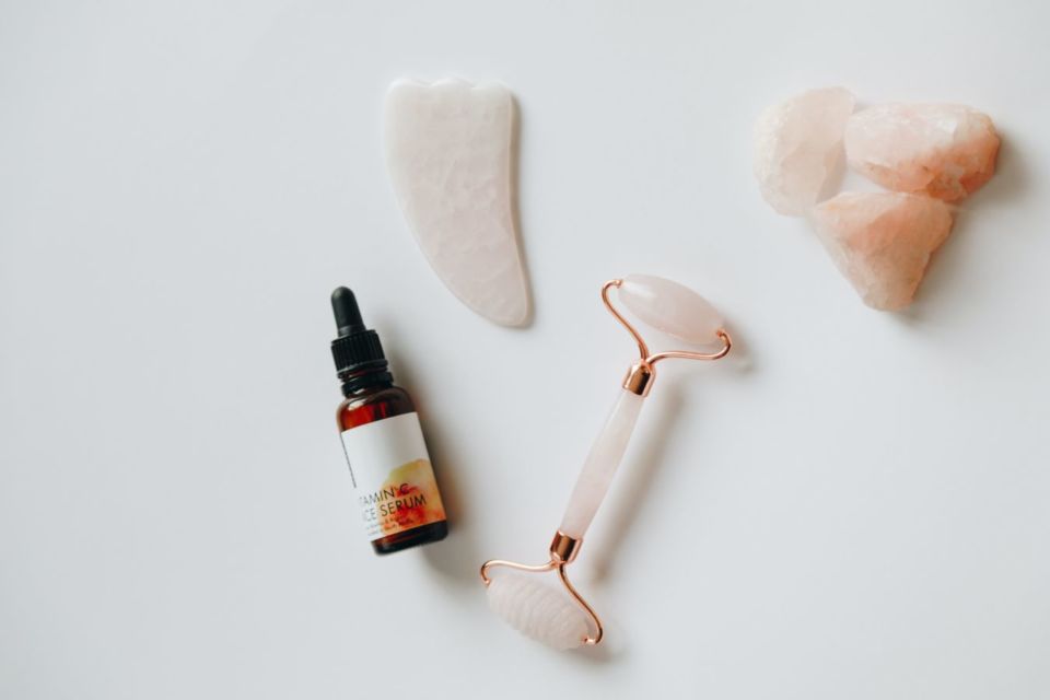 6 Kandungan Serum untuk Cerahkan Kulit. Bukan Cuma Niacinamide lo!