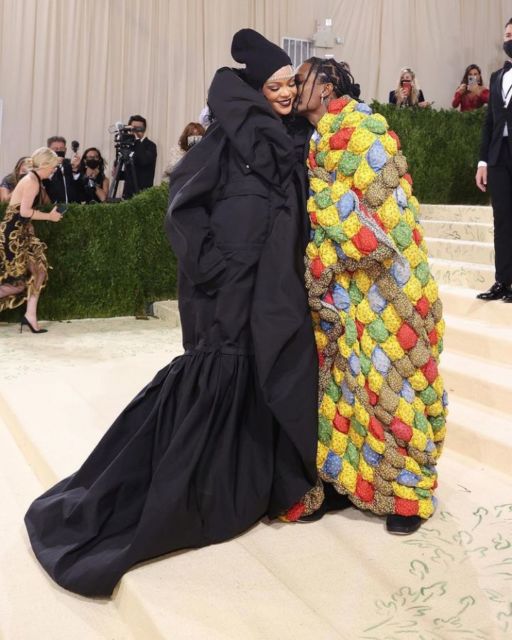 Umbar Kemesraan di Met Gala 2021, ini Potret Pasangan Artis Hollywood Favorit Warganet