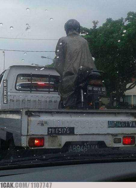 11 Potret Kocak Logika Bapak-Bapak Menghadapi Turunnya Hujan. Nggak Semua Cowok Begini kok :(