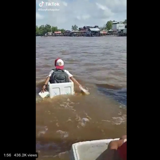 Viral Bocah SD Seberangi Sungai Naik Styrofoam. Memang Miris, tapi Cek Dulu Kebenarannya