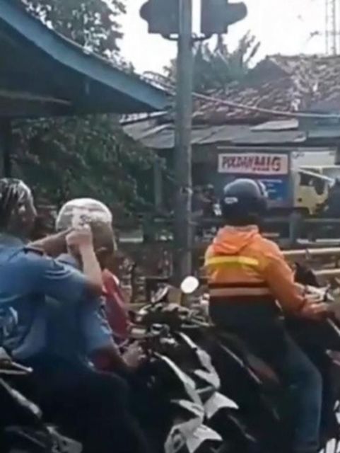 11 Potret Kocak Logika Bapak-Bapak Menghadapi Turunnya Hujan. Nggak Semua Cowok Begini kok :(