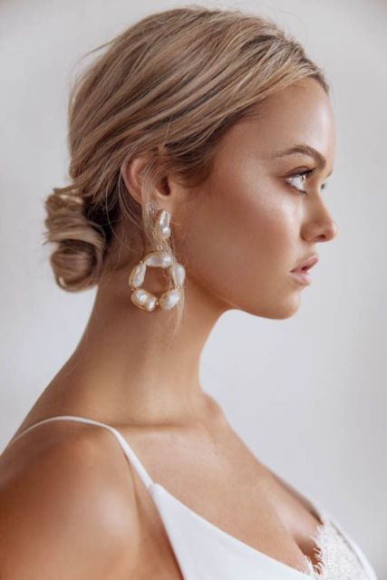 12 Model Anting Mutiara yang Bikin Manten Makin Glowing. Cocok di Segala Tema Pernikahan!