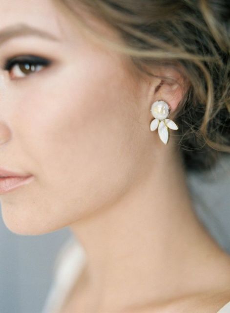 12 Model Anting Mutiara yang Bikin Manten Makin Glowing. Cocok di Segala Tema Pernikahan!