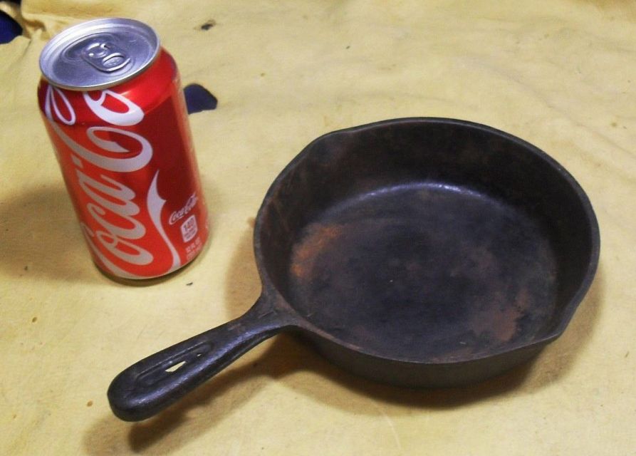 Cara membersihkan kerak wajan dengan coca cola