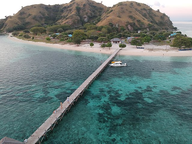 Menilik Keindahan Pulau Kanawa, Surga Tersembunyi di Tepi Flores