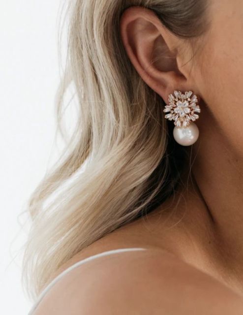 12 Model Anting Mutiara yang Bikin Manten Makin Glowing. Cocok di Segala Tema Pernikahan!