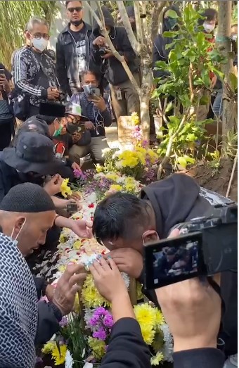 Proses Pemakaman Penuh Haru, Sahabat dan Para Penggemar Begitu Kehilangan Atas Kepergian Eben Burgerkill