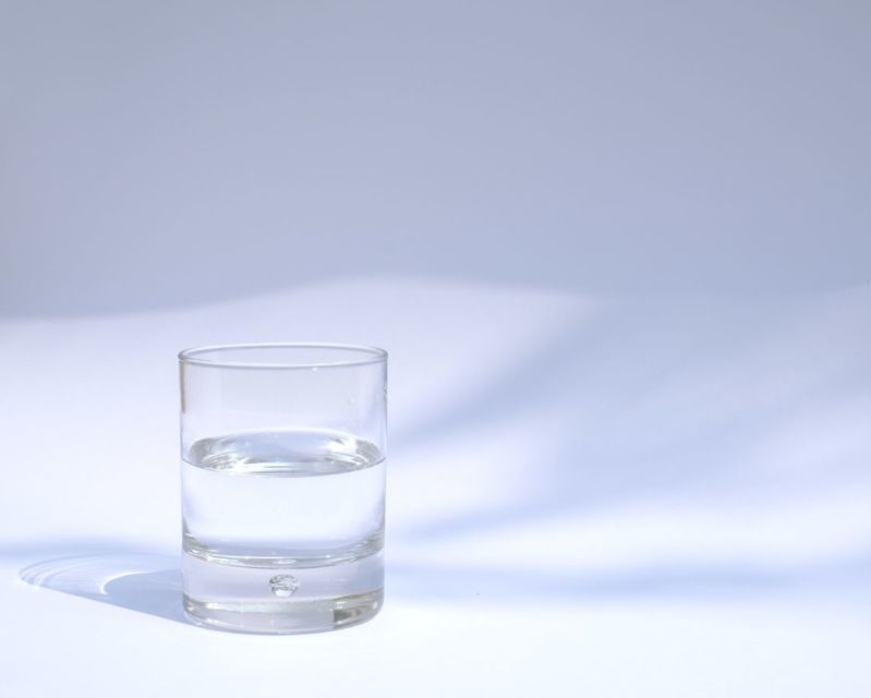 7 Manfaat Minum Air Putih Sebelum Tidur untuk Diet Hingga Kecantikan