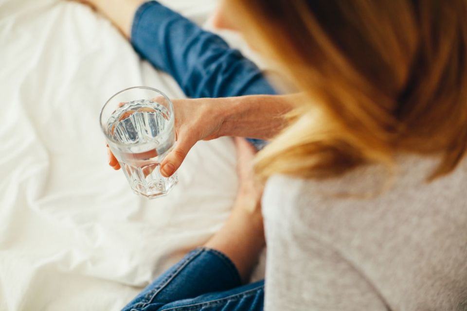7 Manfaat Minum Air Putih Sebelum Tidur untuk Diet Hingga Kecantikan