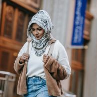 5 Ide Outfit Hijab dengan Jeans, Cocok Buat Outfit Ngampus!