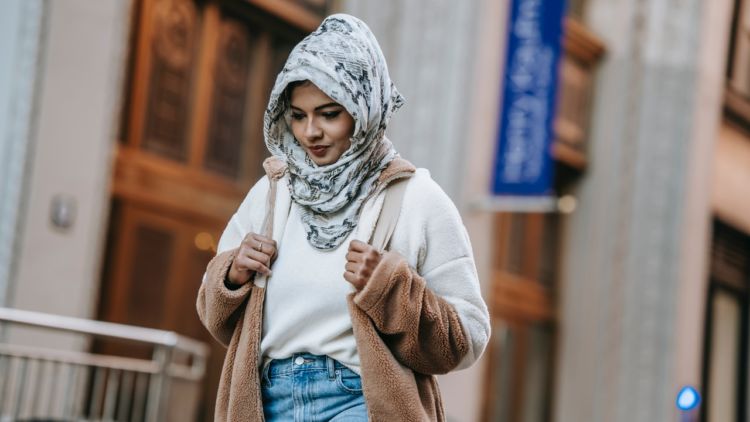 5 Ide Outfit Hijab dengan Jeans, Cocok Buat Outfit Ngampus!